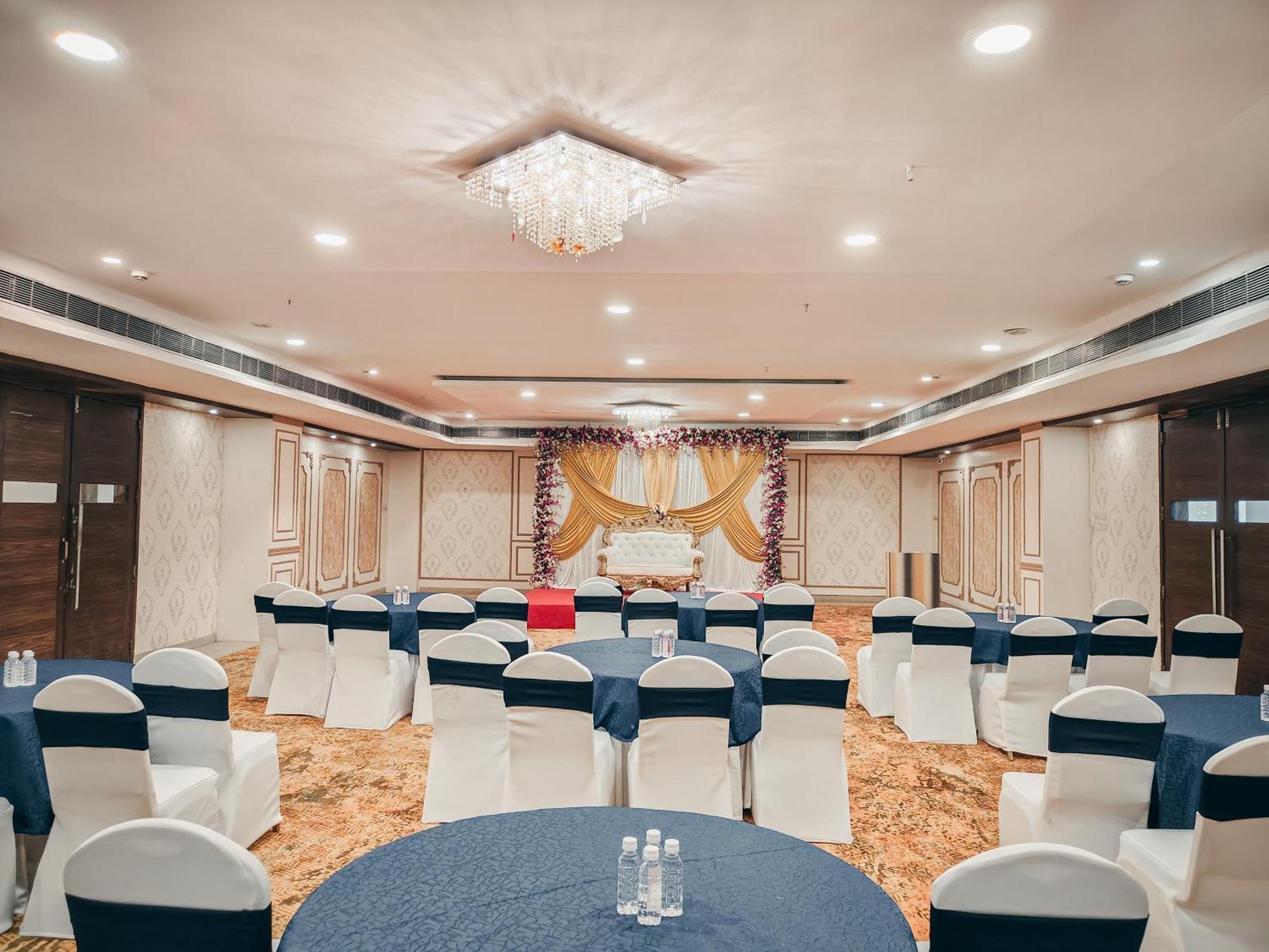 The Altruist Business Hotel Kharadi Пюн Екстериор снимка