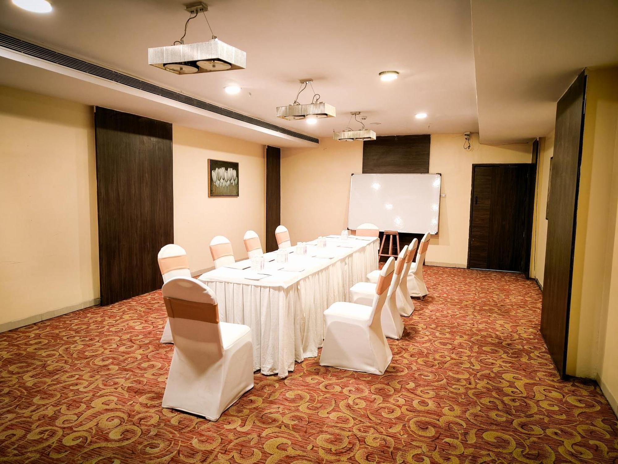 The Altruist Business Hotel Kharadi Пюн Екстериор снимка