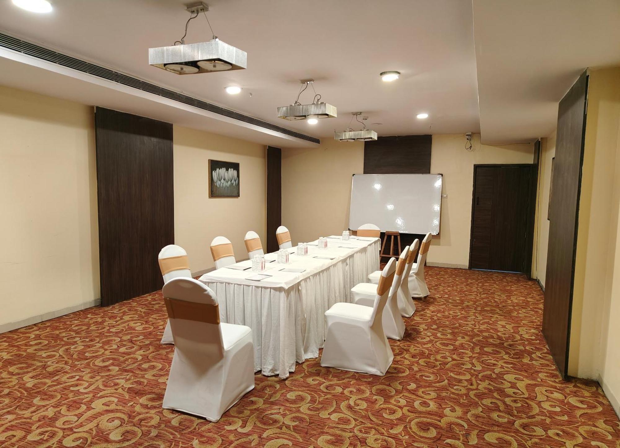 The Altruist Business Hotel Kharadi Пюн Екстериор снимка